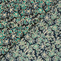 Voile Stoff Batik Blumen indigoblau: Vorderseite und Rückseite im Vergleich Voile Stoff Batik Blumen indigoblau: Vorderseite und Rückseite im Vergleich