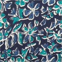 Voile Stoff Batik Blumen indigoblau 1,45m Breite Nahaufnahme des Voile Stoffs Batik Blumen: große Blüten in Blau und Petrol auf Indigo