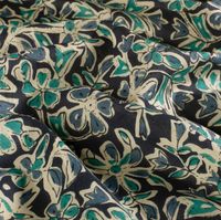 Voile Stoff Batik Blumen indigoblau, weich drapiert Voile Stoff Batik Blumen indigoblau, weich drapiert