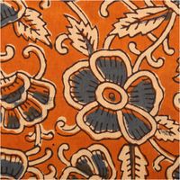 Detailansicht des ockerfarbenen Voile Stoffs mit Batik Blumen in Blaugrau und Creme sowie sichtbarer Gewebestruktur.