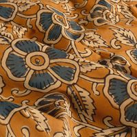 Voile Stoff Batik Blumen ocker blaugrau, weich drapiert Voile Stoff Batik Blumen ocker blaugrau, weich drapiert