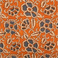 95827-Voile-Stoff-Batik-Blumen-ocker-blaugrau-1-45m-Breite-95827-1.jpg Voile Stoff Batik Blumen in Ocker mit großen floralen Ranken und Blüten in Blaugrau, Creme und Braun.