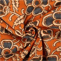95827-Voile-Stoff-Batik-Blumen-ocker-blaugrau-1-45m-Breite-95827-4.jpg Drapierter Voile Stoff mit Batik Blumen in Ocker, Blaugrau und Creme, weich fallend zur Darstellung des Stofffalls.