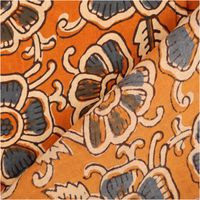 95827-Voile-Stoff-Batik-Blumen-ocker-blaugrau-1-45m-Breite-95827-5.jpg Gefalteter Voile Stoff Batik Blumen ocker blaugrau mit Nahansicht des floralen Musters und der feinen Stoffstruktur.