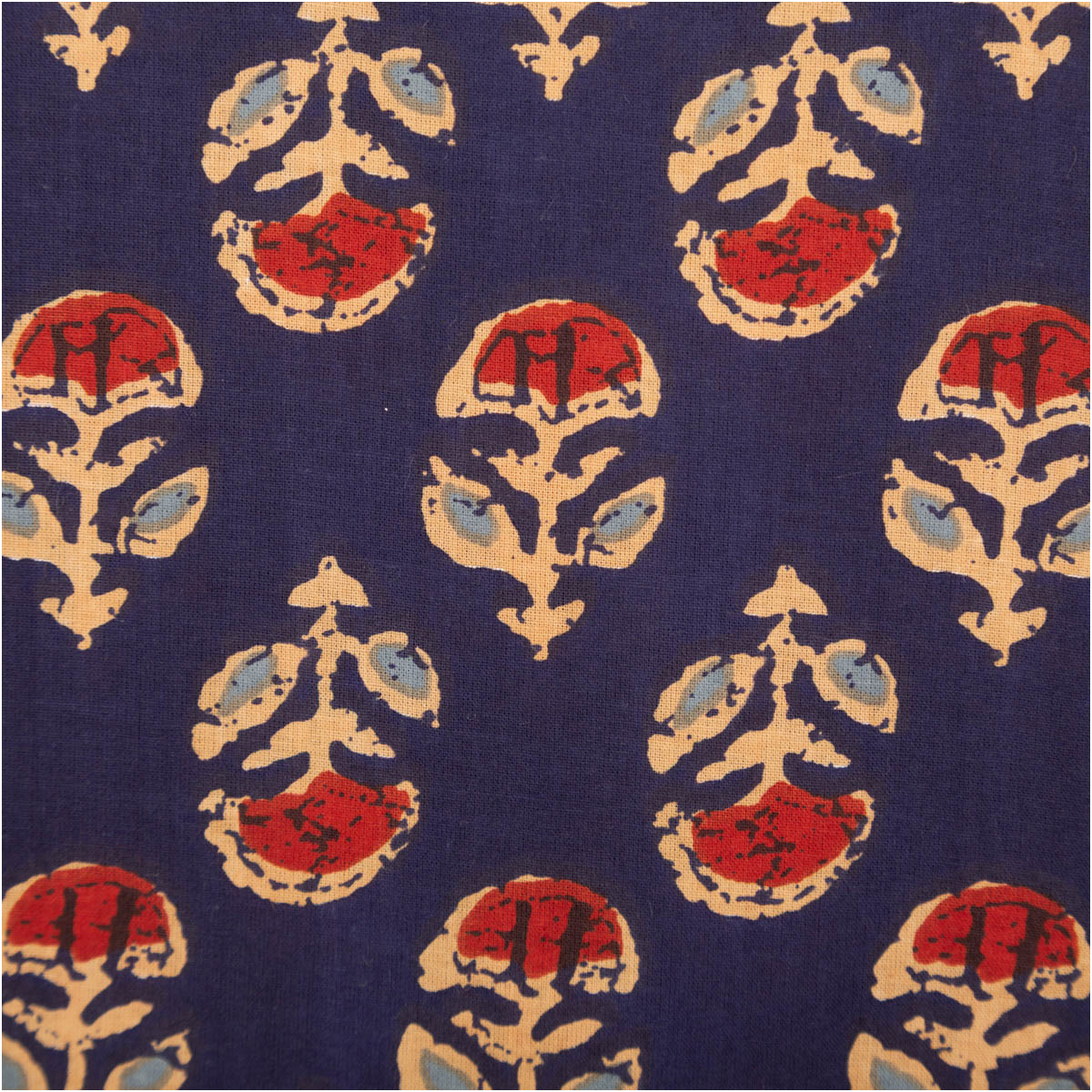 95828-Voile-Stoff-Batik-Ornamente-marineblau-1-45m-Breite-95828-2.jpg Detailansicht des marineblauen Voile Stoffs mit Batik-Ornamenten und floralen Motiven in Rot, Beige und Hellblau.
