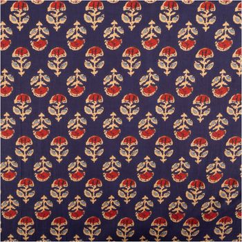 Voile Stoff Batik Ornamente in Marineblau mit stilisierten Blütenmotiven in Rot, Beige und Hellblau.
