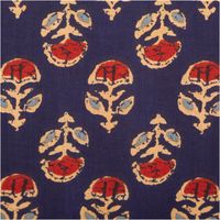 Detailansicht des marineblauen Voile Stoffs mit Batik-Ornamenten und floralen Motiven in Rot, Beige und Hellblau.