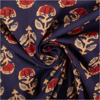 Drapierter Voile Stoff in Marineblau mit Batik-Ornamenten in Rot, Beige und Hellblau, weich fallend arrangiert.