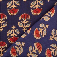 Detail des Voile Stoffs mit Batik-Ornamenten auf Marineblau, gefaltet zur Darstellung von Muster und Stofffall.