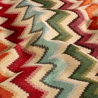 Jacquard Stoff Gobelin Zickzack beige bunt 1,40m Breite – Bild 1 Nahaufnahme des Gobelin Stoffs mit buntem Zickzackmuster in Rot, Grün, Orange und Türkis auf Beige