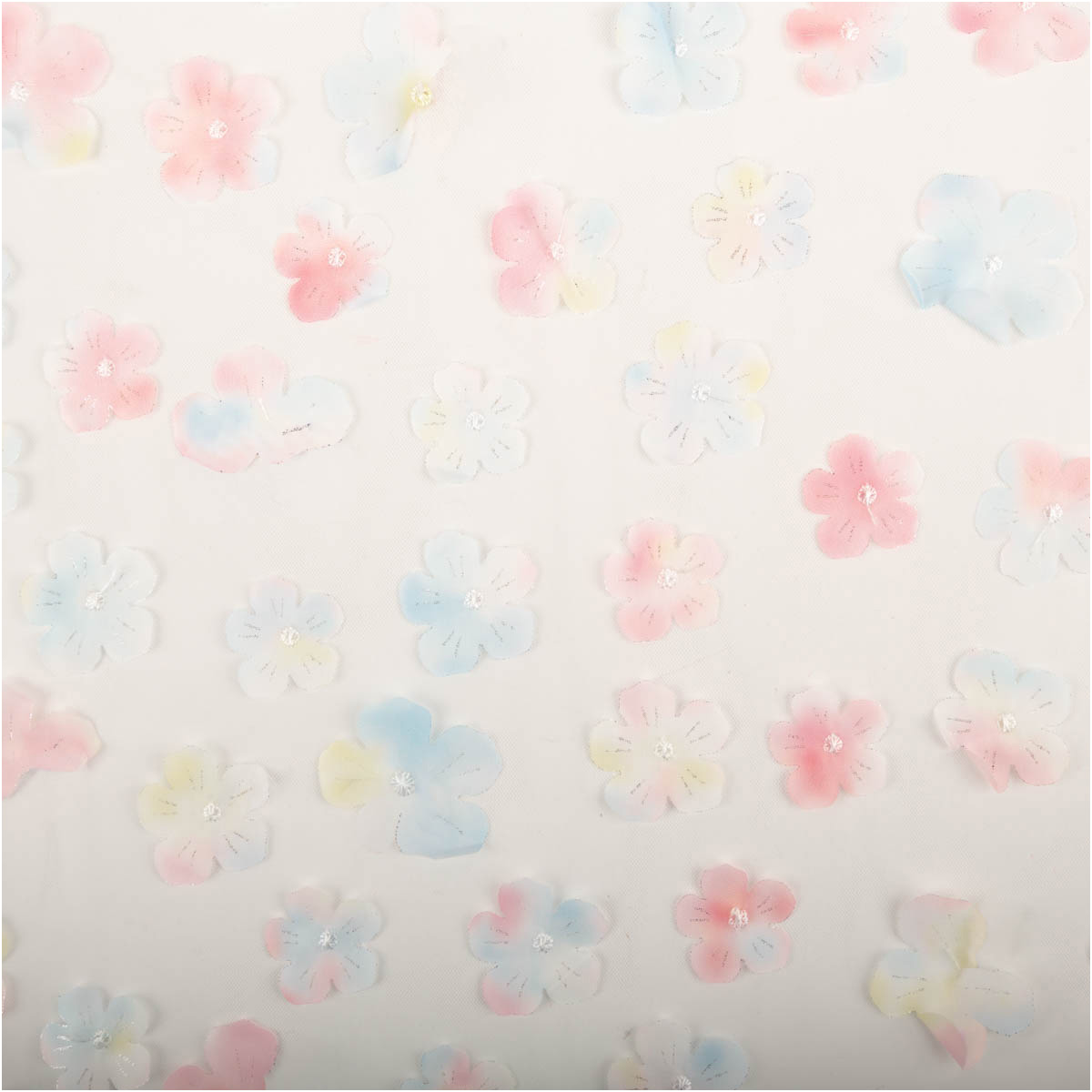 Tüllstoff 3D Blüten mit Perlen Pastellblumen auf weißem Hintergrund verteilt