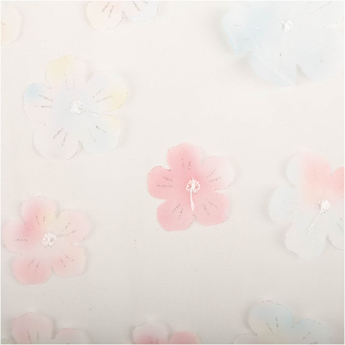 Tüllstoff 3D Blüten mit Perlen Blumenmuster auf hellen Hintergrund