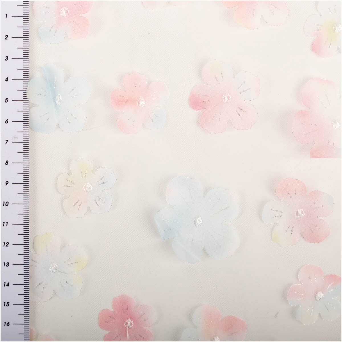 Tüllstoff 3D Blüten mit Perlen Stoff mit pastellfarbenen Blumen und Lineal an der Seite