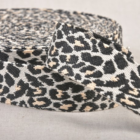 Gurtband Leopardenmuster weiß schwarz beige 3,8cm Breite Gurtband mit Leopardenmuster in Weiß, Schwarz und Beige, 3,8 cm breit, aufgerollt