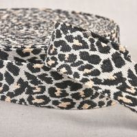 Gurtband Leopardenmuster weiß schwarz beige 3,8cm Breite Gurtband mit Leopardenmuster in Weiß, Schwarz und Beige, 3,8 cm breit, aufgerollt
