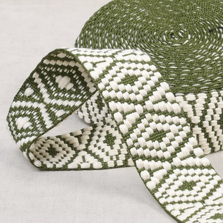Gurtband Ethno Rautenmuster khaki weiß 3,8cm Breite Gurtband mit Rautenmuster im Ethno-Stil in Khaki und Weiß, 3,8 cm breit, aufgerollt
