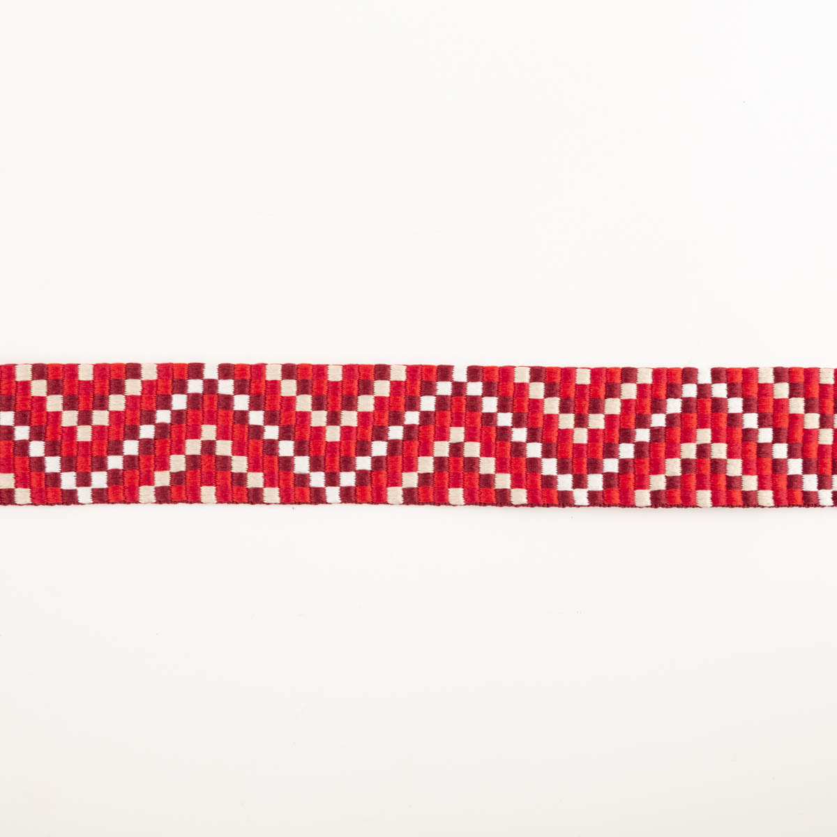 Gurtband Zickzack Chevron rot beige weiß 3,8cm Breite Gurtband mit Chevron-Muster in Rot, Beige und Weiß flach ausgebreitet auf weißem Untergrund