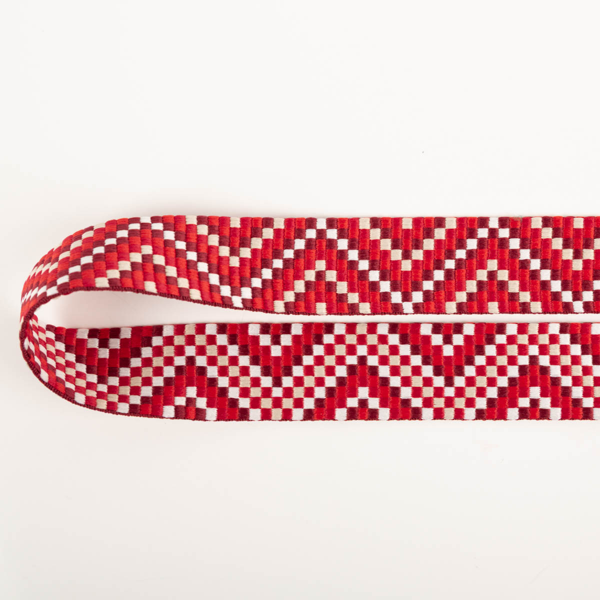 Gurtband Zickzack Chevron rot beige weiß 3,8cm Breite Zickzack gemustertes Band in Rot, Beige und Weiß stofflich doppelt gelegt auf weißem Untergrund