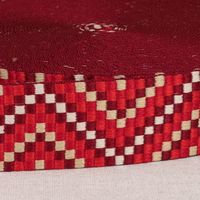 Gurtband Zickzack Chevron rot beige weiß 3,8cm Breite Gurtband mit Zickzackmuster in Rot, Beige und Weiß, 3,8 cm breit, aufgerollt