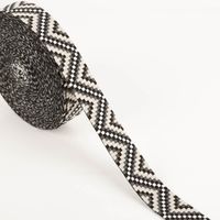 Gurtband Zickzack Chevron schwarz grau weiß 3,8cm Breite schwarz grau weißes Gurtband mit Zickzackmuster als aufgerollte Bahn auf hellem Untergrund