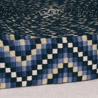 Gurtband Zickzack Chevron marineblau blau weiß 3,8cm Breite Gurtband mit Zickzackmuster in Marineblau, Blau und Weiß, 3,8 cm breit, aufgerollt