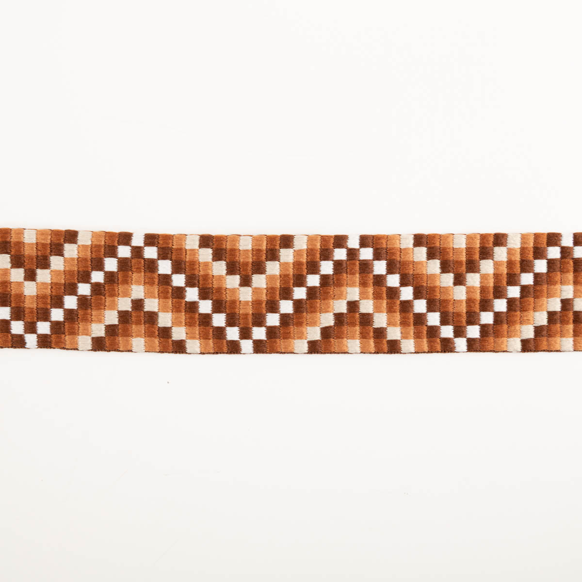 Gurtband Zickzack Chevron braun orange weiß 3,8cm Breite Nahaufnahme von Gurtband mit Chevronmuster in Braun, Orange und Weiß flach auf weißem Hintergrund