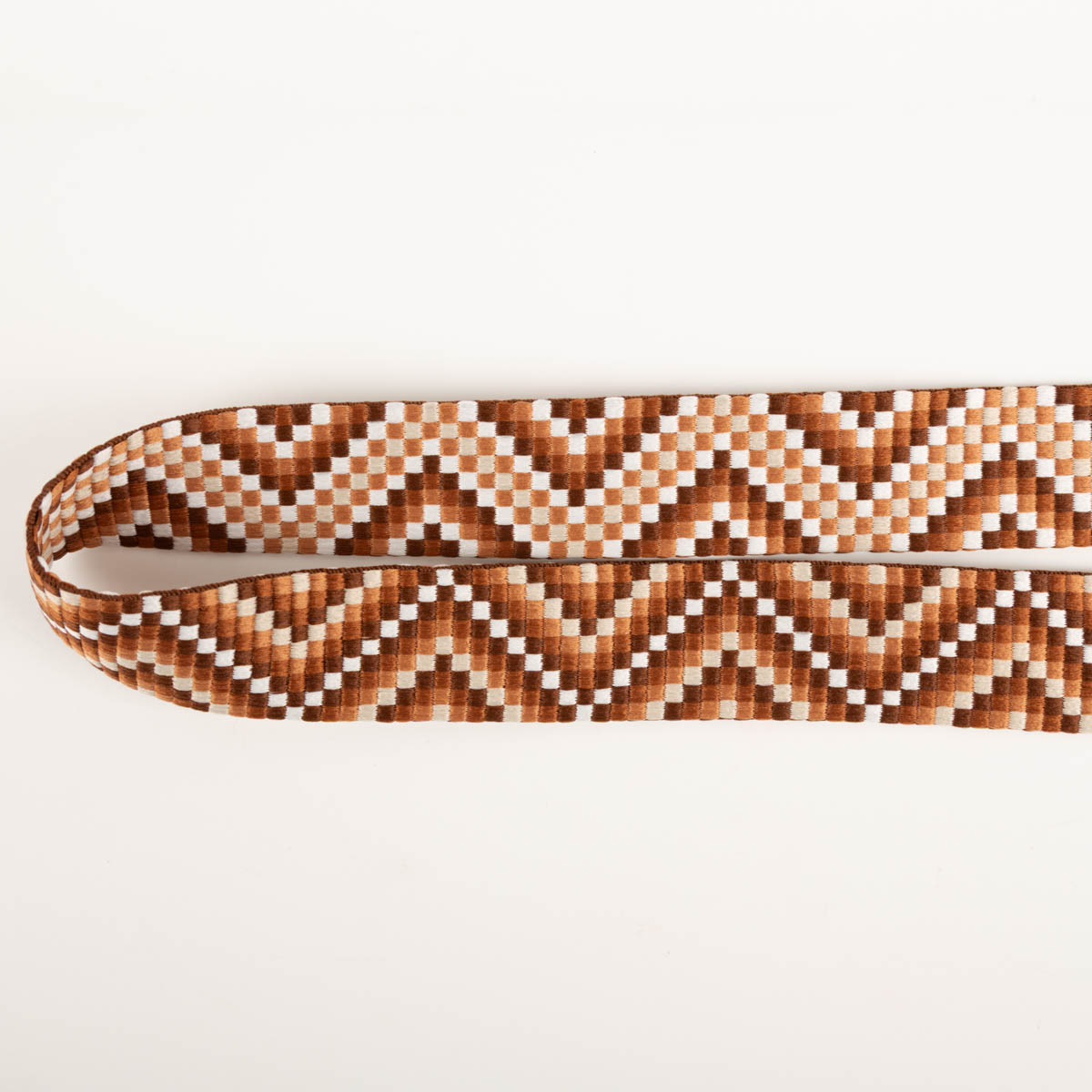 Gurtband Zickzack Chevron braun orange weiß 3,8cm Breite Gurtband mit braun orange weißem Zickzack Muster, Band mehrmals gelegt auf weißem Hintergrund