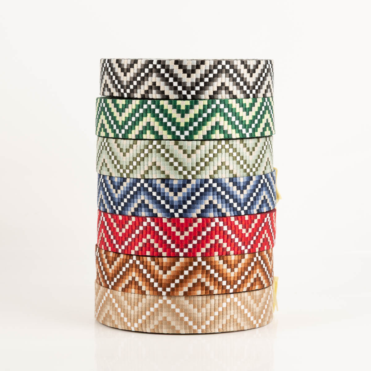 Gurtband Zickzack Chevron braun orange weiß 3,8cm Breite Stapel verschiedenfarbiger Gurtbänder mit Zickzackmuster senkrecht aufgenommen