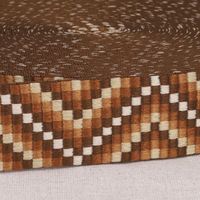 Gurtband Zickzack Chevron braun orange weiß 3,8cm Breite Gurtband mit Zickzackmuster in Braun, Orange und Weiß, 3,8 cm breit, aufgerollt