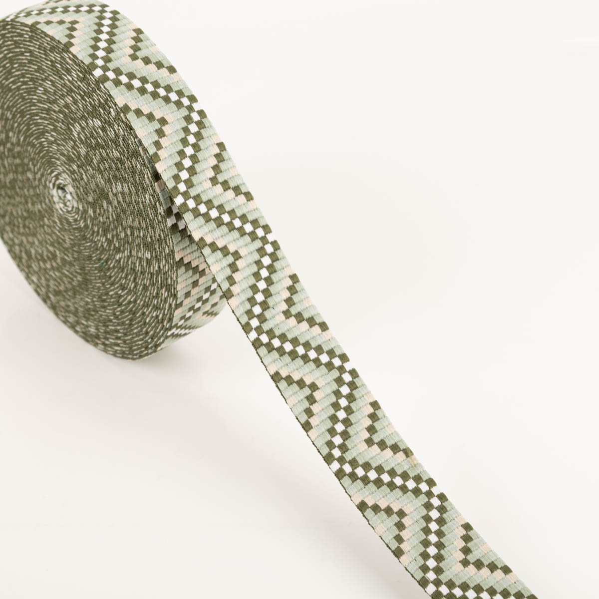 Gurtband Zickzack Chevron hellkhaki grün weiß 3,8cm Breite gerolltes Gurtband mit Zickzackmuster in grün, hellkhaki und weiß, Nahaufnahme auf weißem Hintergrund
