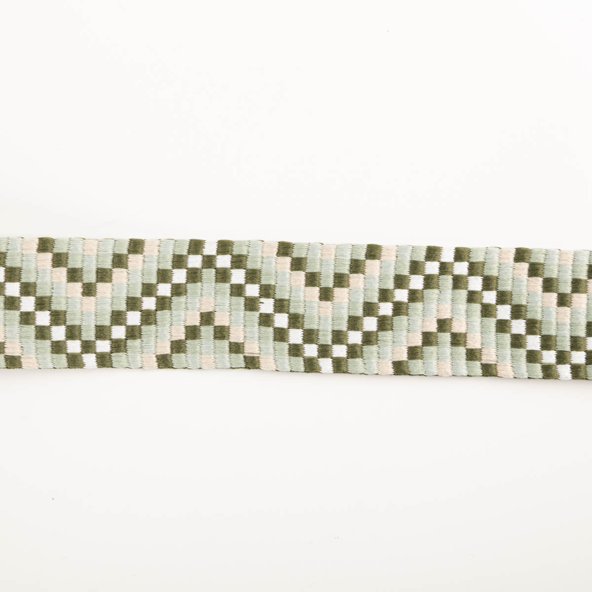 Gurtband Zickzack Chevron hellkhaki grün weiß 3,8cm Breite breites Band mit grün-weißem Zickzackmotiv, flach ausgebreitet auf hellem Untergrund