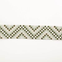 Gurtband Zickzack Chevron hellkhaki grün weiß 3,8cm Breite breites Band mit grün-weißem Zickzackmotiv, flach ausgebreitet auf hellem Untergrund