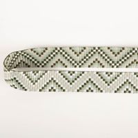 Gurtband Zickzack Chevron hellkhaki grün weiß 3,8cm Breite gurtband mit grün-hellkhaki Zickzackstruktur, flach liegend auf weißem Hintergrund