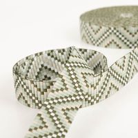 Gurtband Zickzack Chevron hellkhaki grün weiß 3,8cm Breite hellkhaki-grünes Gurtband mit Chevron-Muster, dekorativ geschwungen auf weißem Untergrund