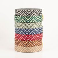 Gurtband Zickzack Chevron hellkhaki grün weiß 3,8cm Breite mehrere Gurtbandrollen im Zickzackdesign übereinandergestapelt, verschiedene Farben, Nahaufnahme