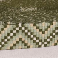 Gurtband Zickzack Chevron hellkhaki grün weiß 3,8cm Breite Gurtband mit Zickzackmuster in Hellkhaki, Grün und Weiß, 3,8 cm breit, aufgerollt