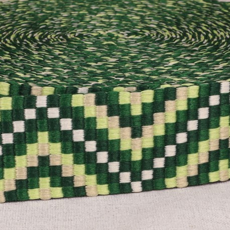 Gurtband Zickzack Chevron grün lindgrün weiß 3,8cm Breite Gurtband mit Zickzackmuster in Grün, Lindgrün und Weiß, 3,8 cm breit, aufgerollt