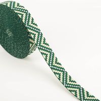 Gurtband Zickzack Chevron grün lindgrün weiß 3,8cm Breite Rolle Baumwoll-Gurtband mit grünem Chevron-Muster in Nahaufnahme