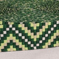 Gurtband Zickzack Chevron grün lindgrün weiß 3,8cm Breite Gurtband mit Zickzackmuster in Grün, Lindgrün und Weiß, 3,8 cm breit, aufgerollt