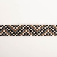 Gurtband Zickzack für Taschen braun schwarz weiß 2,5cm Breite gewebtes Gurtband mit Zickzackmuster in Braun, Schwarz und Weiß, flach auf weißem Hintergrund ausgebreitet