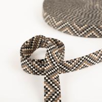 Gurtband Zickzack für Taschen braun schwarz weiß 2,5cm Breite Geflochtenes Gurtband im Zickzackmuster in braun, schwarz und weiß, locker zur Schlaufe gelegt