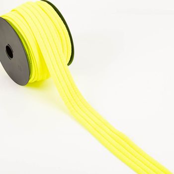 Gurtband gepolstert gesteppt Rucksackband neongelb 3,5cm Breite gestepptes gelbes Gurtband auf einer Rolle, ausgerollt auf weißem Hintergrund