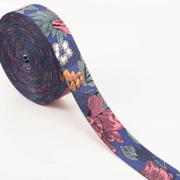 Gurtband Blumen bedruckt königsblau bunt 3,8cm Breite Gurtband mit Blumenmuster in königsblau und bunt als Rolle, florales Motiv sichtbar