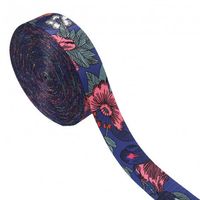 Gurtband Blumen bedruckt königsblau bunt 3,8cm Breite Gurtband mit gedrucktem Blumenmuster auf Königsblau, 3,8 cm breit, aufgerollt