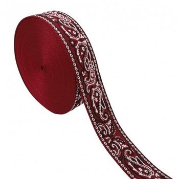 Gurtband Paisley Jacquard bordeauxrot ecru 4,8cm Breite Breites Gurtband mit eingewebtem Paisley-Muster in Bordeauxrot und Ecru, 4,8 cm breit, aufgerollt