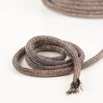 Kordel Kettengeflecht flach Metallic mittelgrau 8mm Breite Nahaufnahme einer mittelgrauen Kordel aus Kettengeflecht, zur Spirale gelegt auf weißem Untergrund
