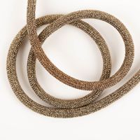 Kordel Kettengeflecht flach Metallic messing 8mm Breite kordel aus messingfarbenem Kettengeflecht in lockeren Kreisen auf weißem Hintergrund