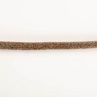 Kordel Kettengeflecht flach Metallic messing 8mm Breite messingfarbene flache Kette als Kordel in Nahaufnahme auf weißem Grund