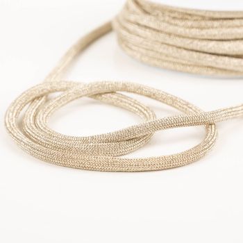 Kordel Kettengeflecht flach Metallic hellgold champagner 8mm Breite nahaufnahme eines flach gelegten, hellgold champagnerfarbenen Kordelgeflechts aus metallischem Material