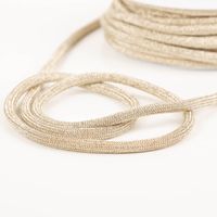 Kordel Kettengeflecht flach Metallic hellgold champagner 8mm Breite nahaufnahme eines flach gelegten, hellgold champagnerfarbenen Kordelgeflechts aus metallischem Material
